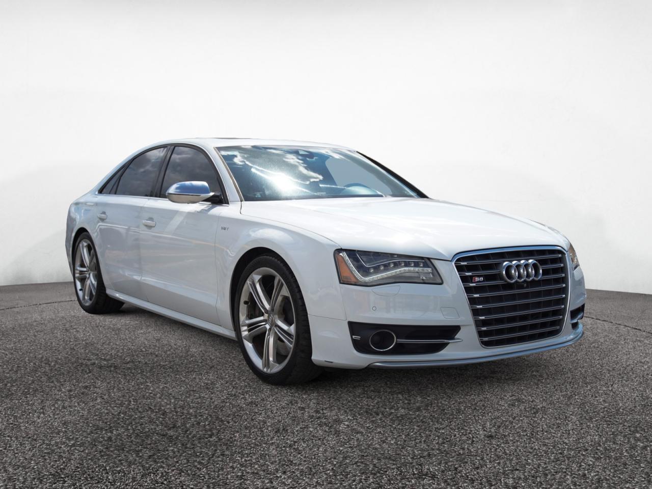 2014 Audi S8, VIN WAUD2AFDXEN005XXX — Minor dents and scratches