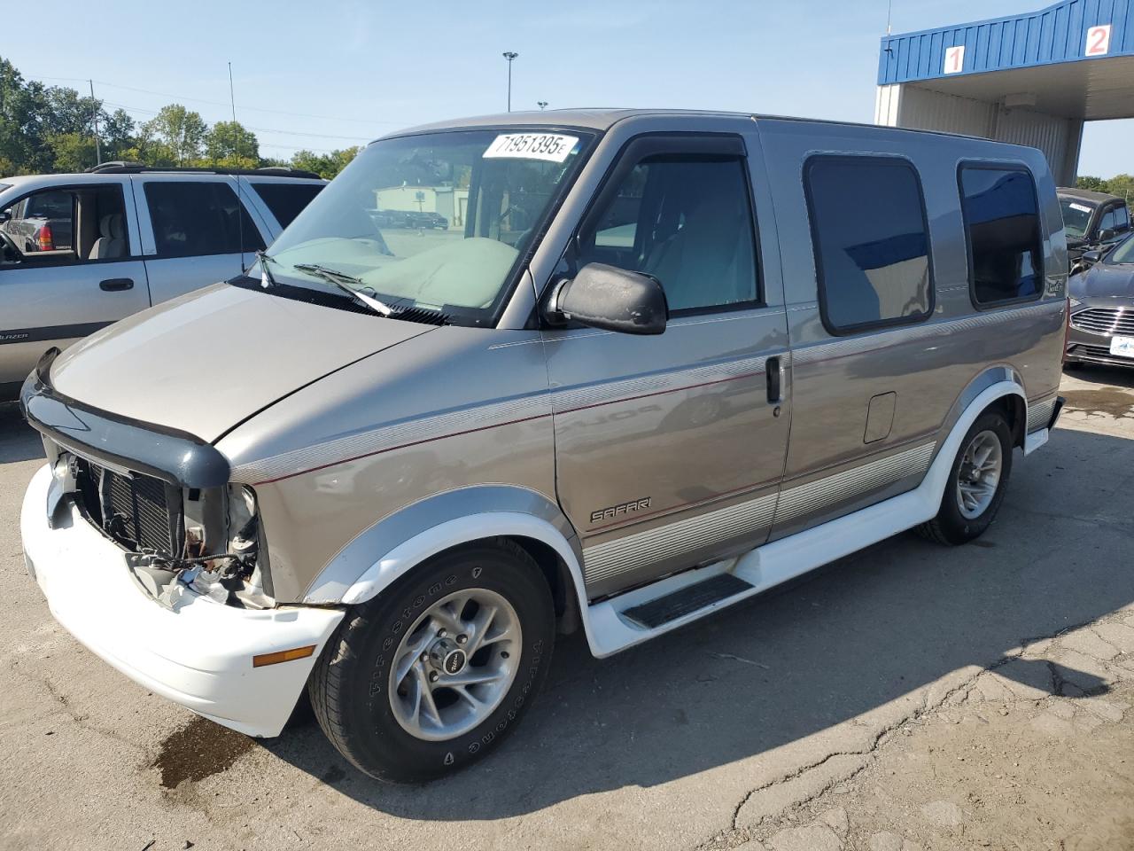 2001 GMC Safari Cargo YF7, VIN 1GDDM19W11B511382 — Front end