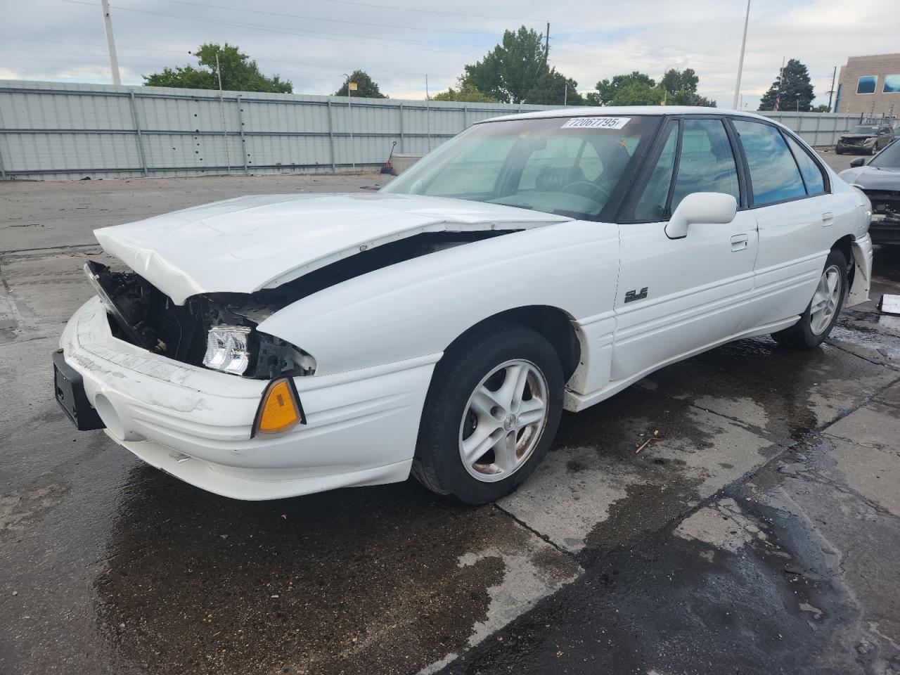 1999 Pontiac Bonneville SE, VIN 1G2HX52K1XH224968 — Front end