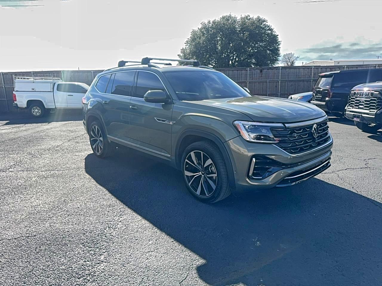 2025 Volkswagen Atlas SEL Premium R-Line, VIN 1V2FR2CA3SC556366 — Ранее повреждён