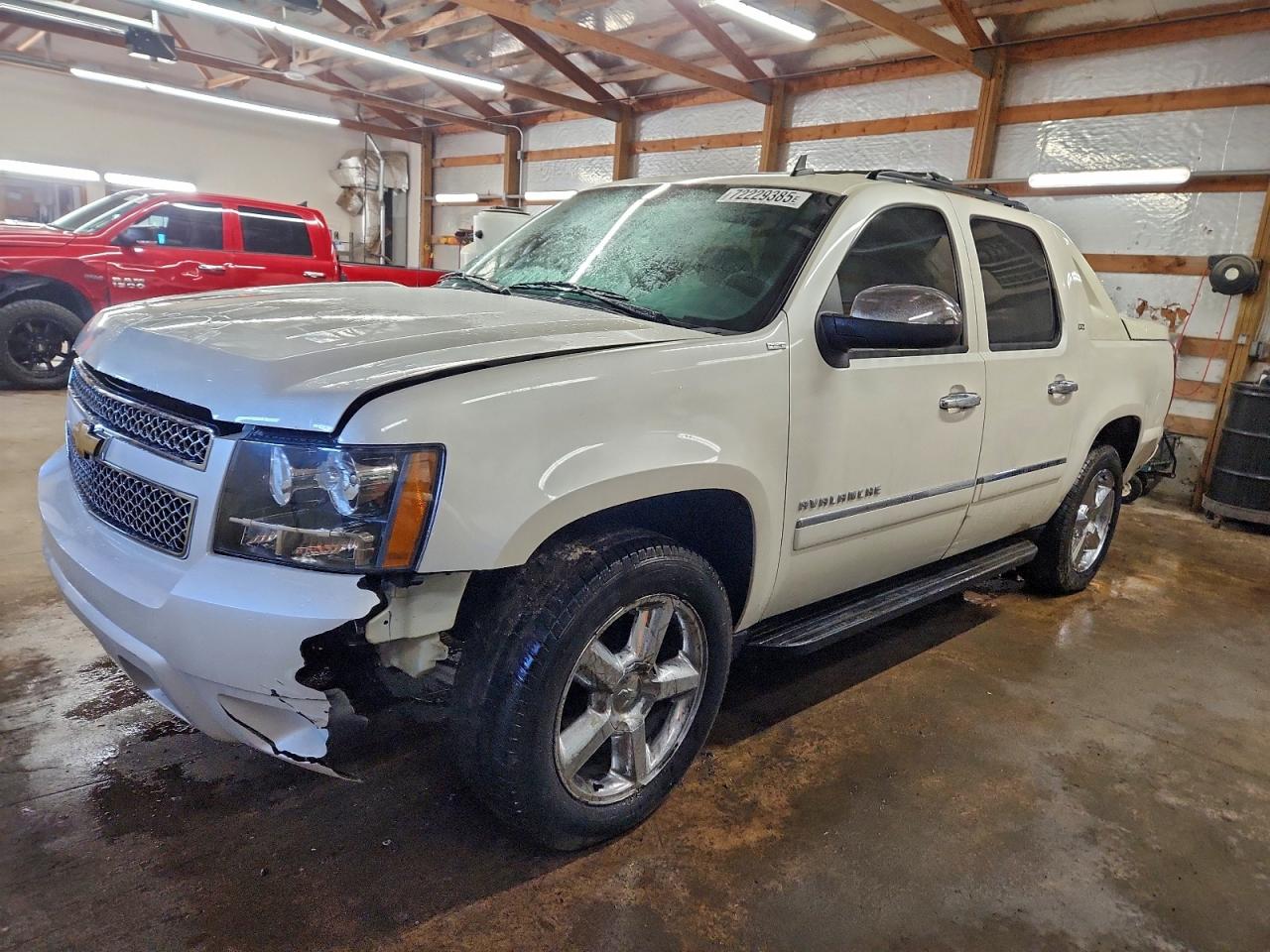 2012 Chevrolet Avalanche LTZ, VIN 3GNTKGE73CG289095 — Перед