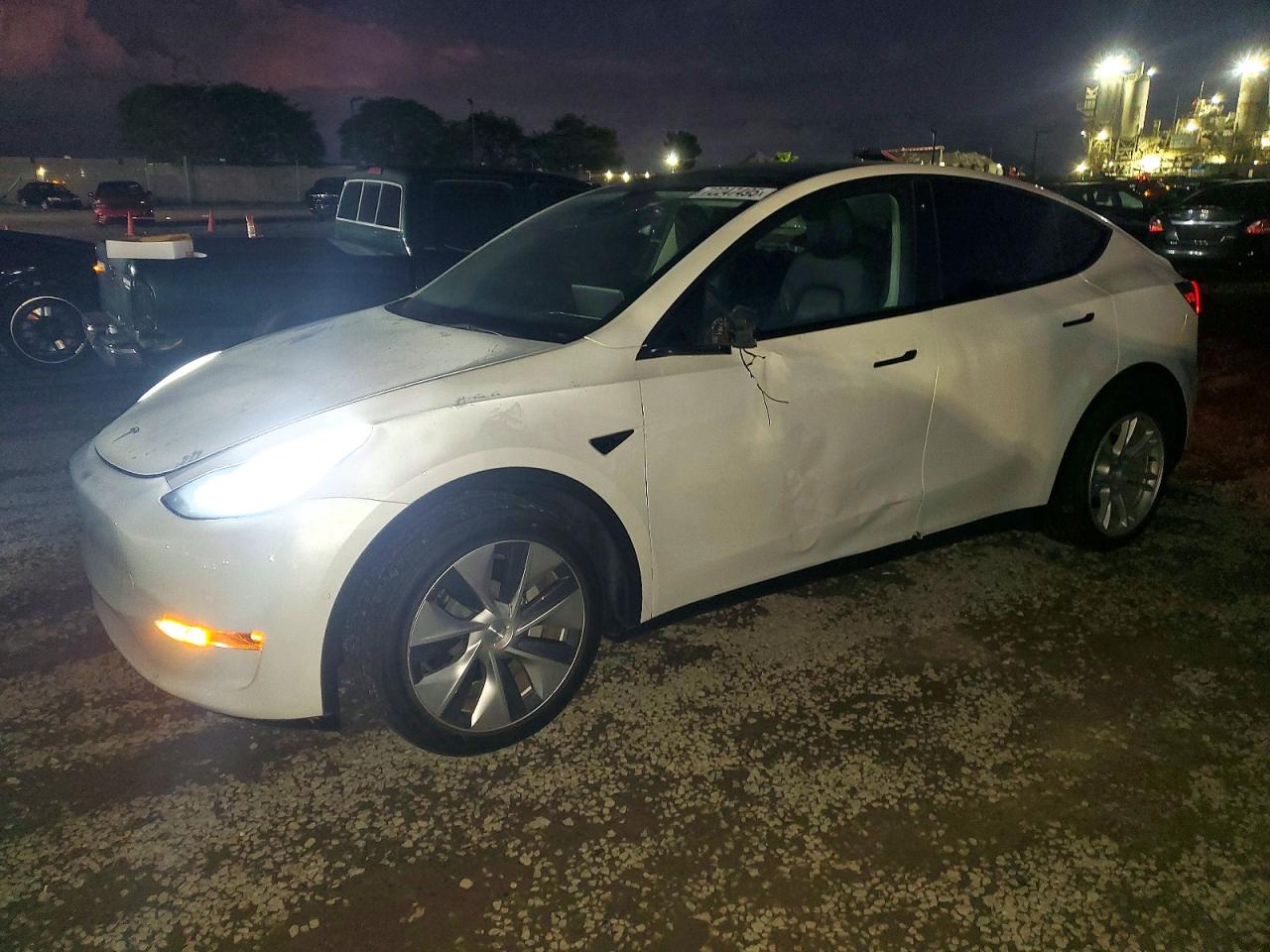 2021 Tesla Model Y Long Range, VIN 5YJYGDEE5MF273629 — Side