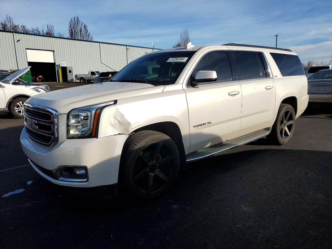 2015 GMC Yukon XL SLT, VIN 1GKS2HKC2FR629079 — Side