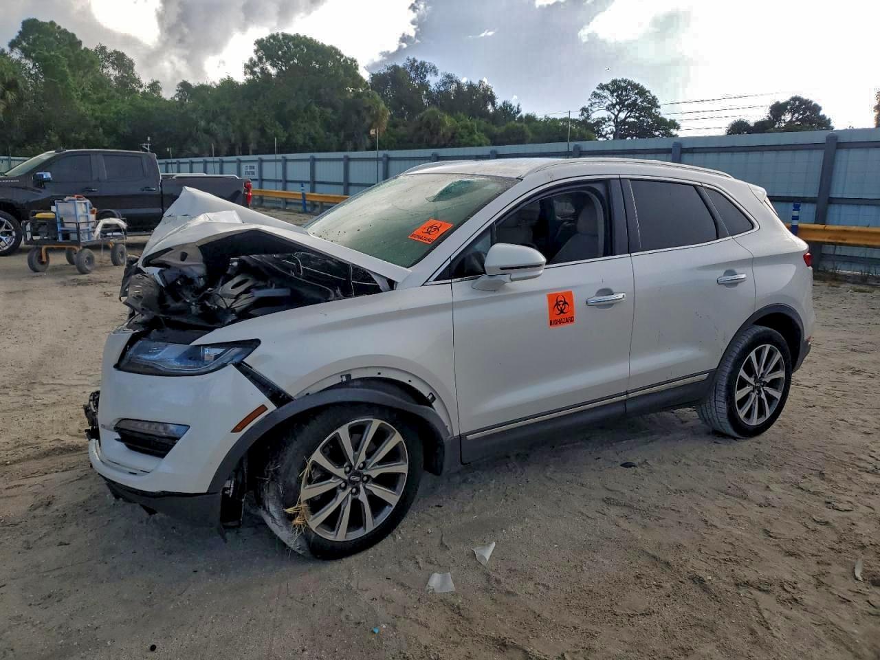 2019 Lincoln MKC Reserve, VIN 5LMCJ3C9XKUL02034 — Front end