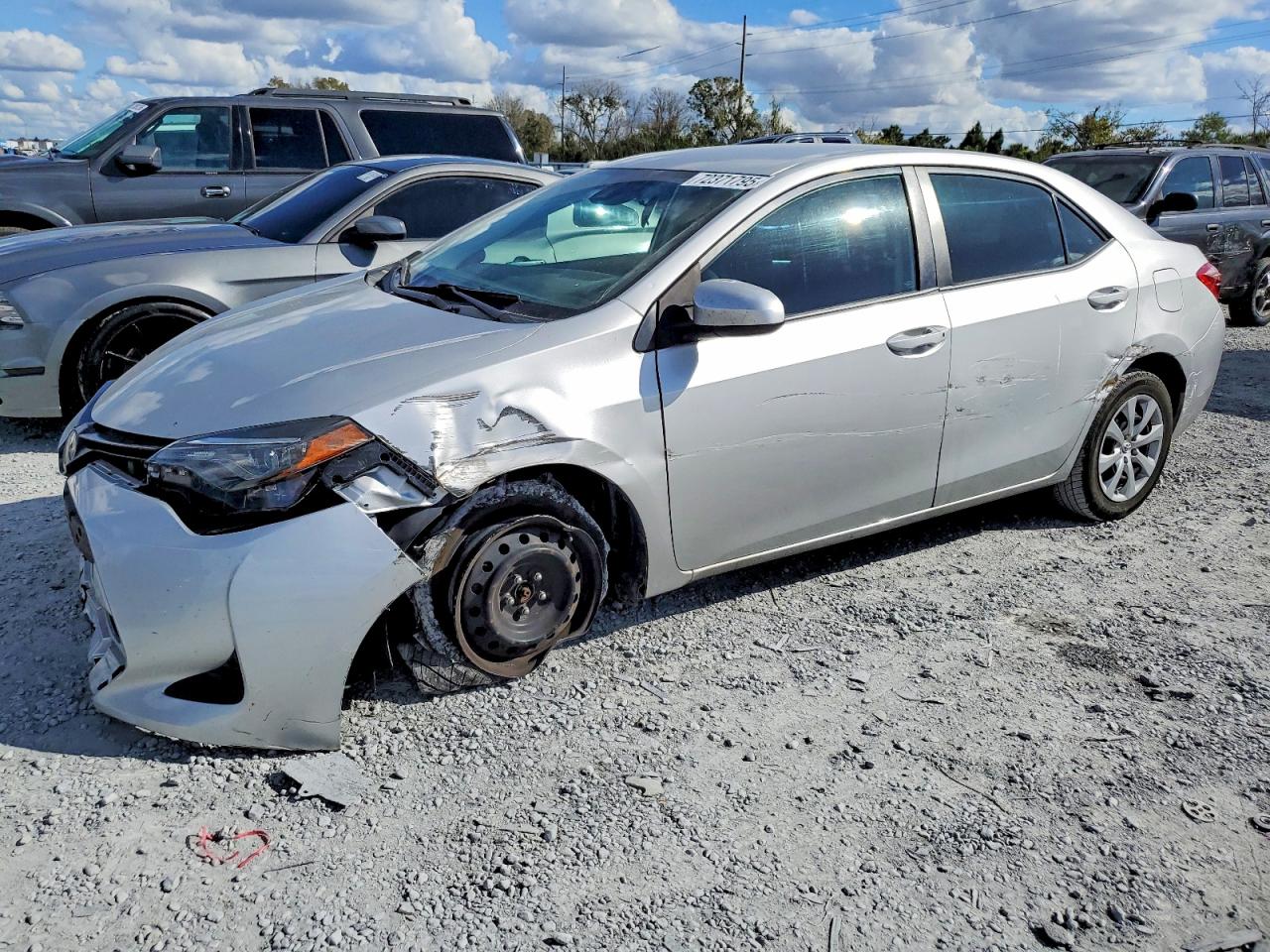 2019 Toyota Corolla SE, VIN 2T1BURHE2KC196677 — Front end