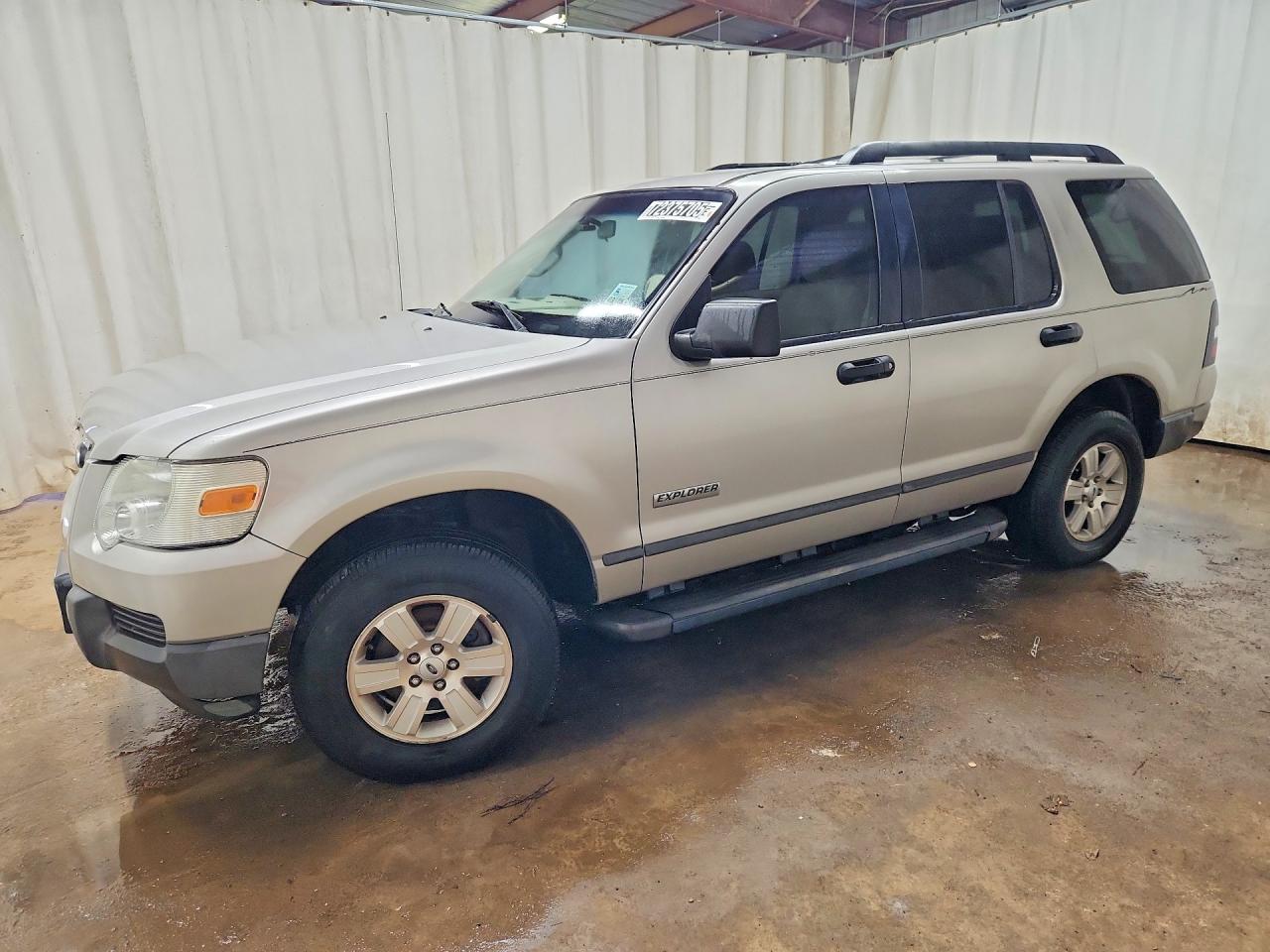 2006 Ford Explorer XLS, VIN 1FMEU62E26ZA18845 — Front end