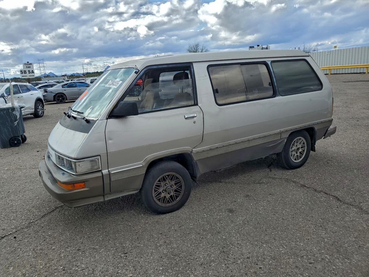 1986 Toyota Van Wagon LE, VIN JT3YR26W5G5023811 — Front end