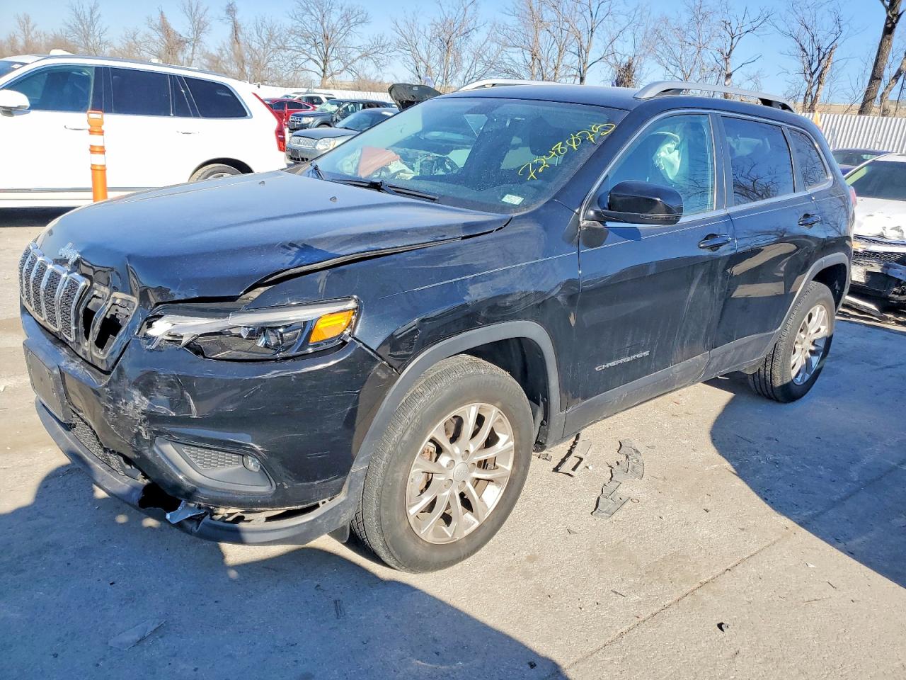 2019 Jeep Cherokee Latitude, VIN 1C4PJMCB5KD323729 — Front end