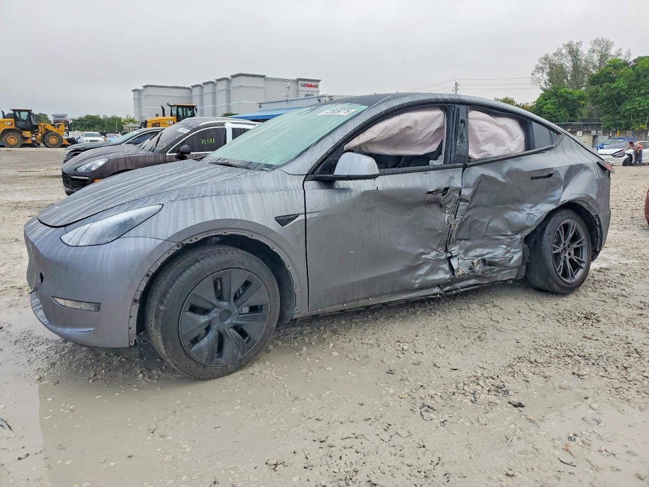 2024 Tesla Model Y, VIN 7SAYGDED4RF200687 — Бок