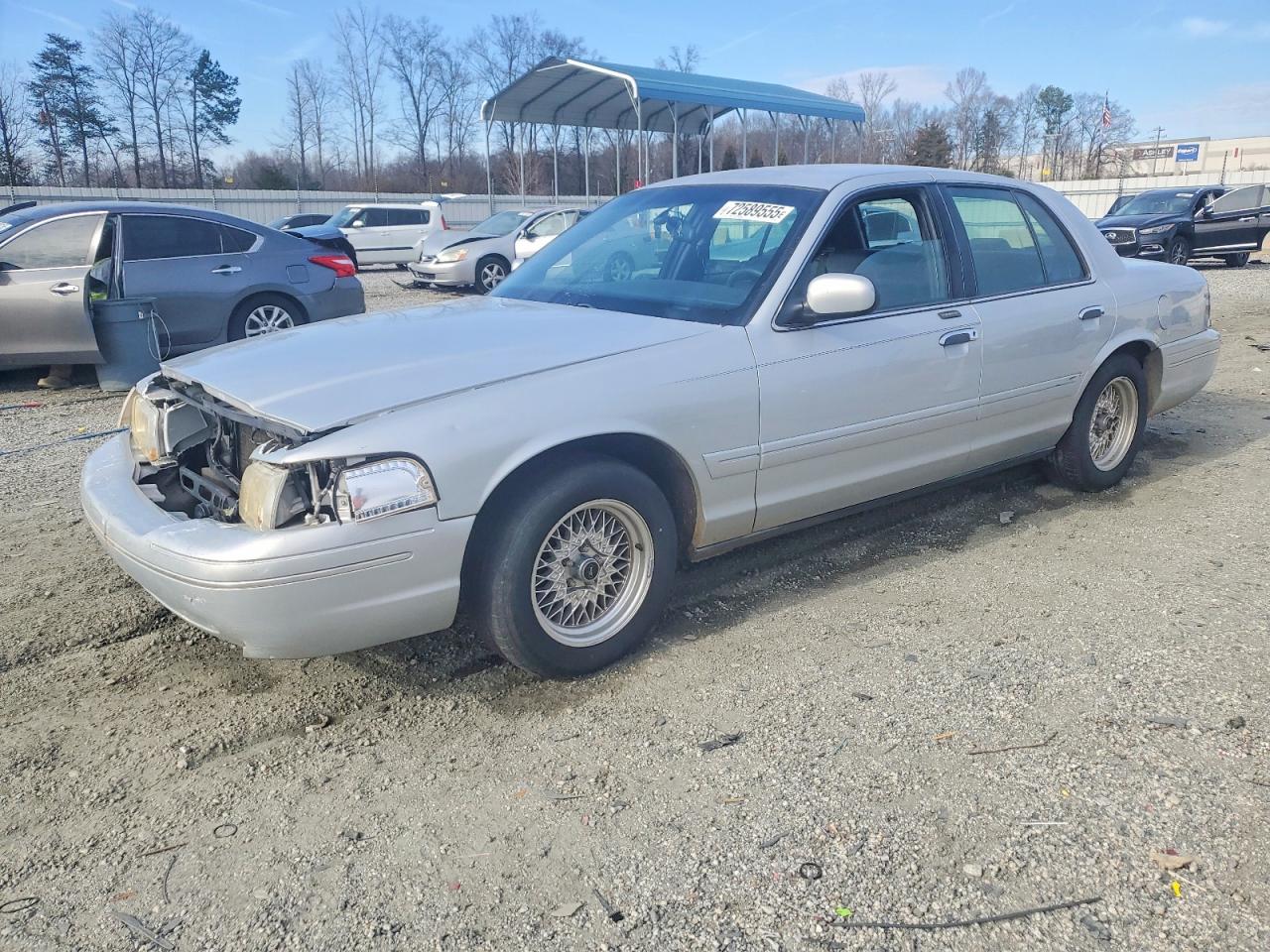 2001 Ford Crown Victoria LX, VIN 2FAFP74W21X105788 — Front end