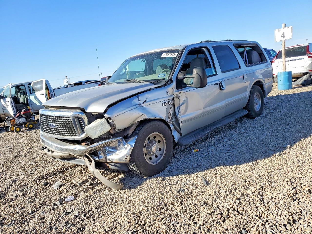 2000 Ford Excursion XLT, VIN 1FMNU40FXYEC87301 — Front end