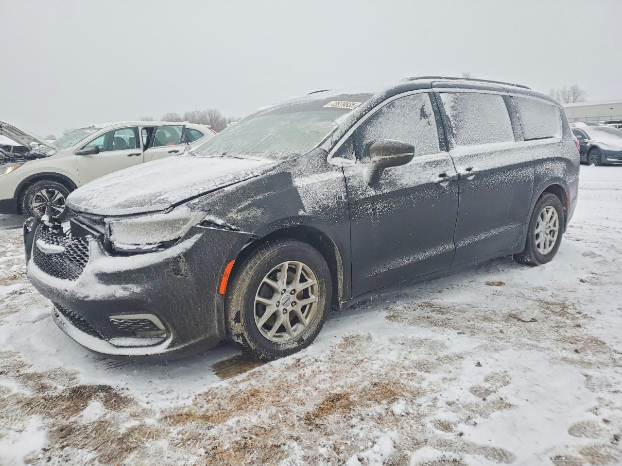 2022 Chrysler Pacifica Touring L, VIN 2C4RC1BG4NR198528 — Бок