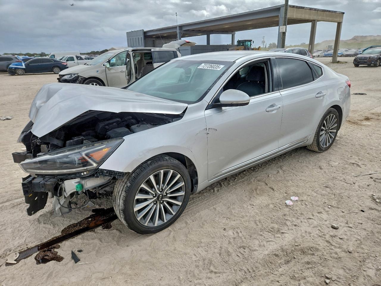 2017 Kia Cadenza Premium, VIN KNALB4J12H5052120 — Front end