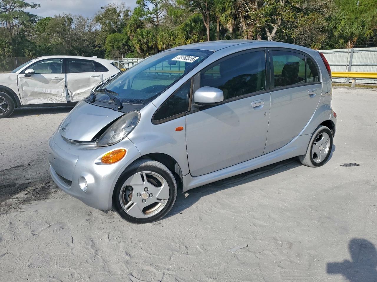 2016 Mitsubishi i-MiEV ES, VIN JA3215H48GU000310 — Minor dents and scratches