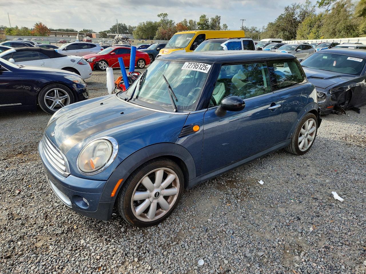 2010 MINI Hardtop, VIN WMWMF3C51ATU79213 — Зад
