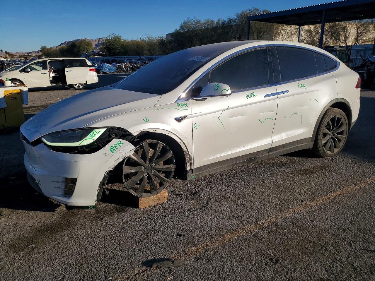 2019 Tesla Model X 75D, VIN 5YJXCBE28KF206960 — Front end