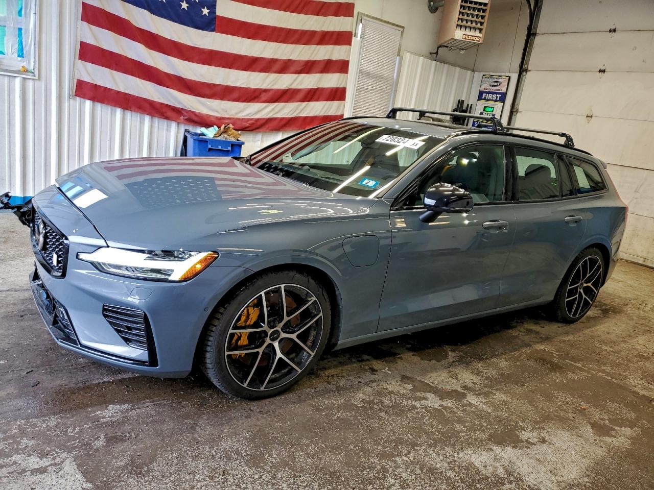 2024 Volvo V60 Recharge Plug-In Hybrid Polestar Engineered, VIN YV1H60EP7R1629585 — Перед