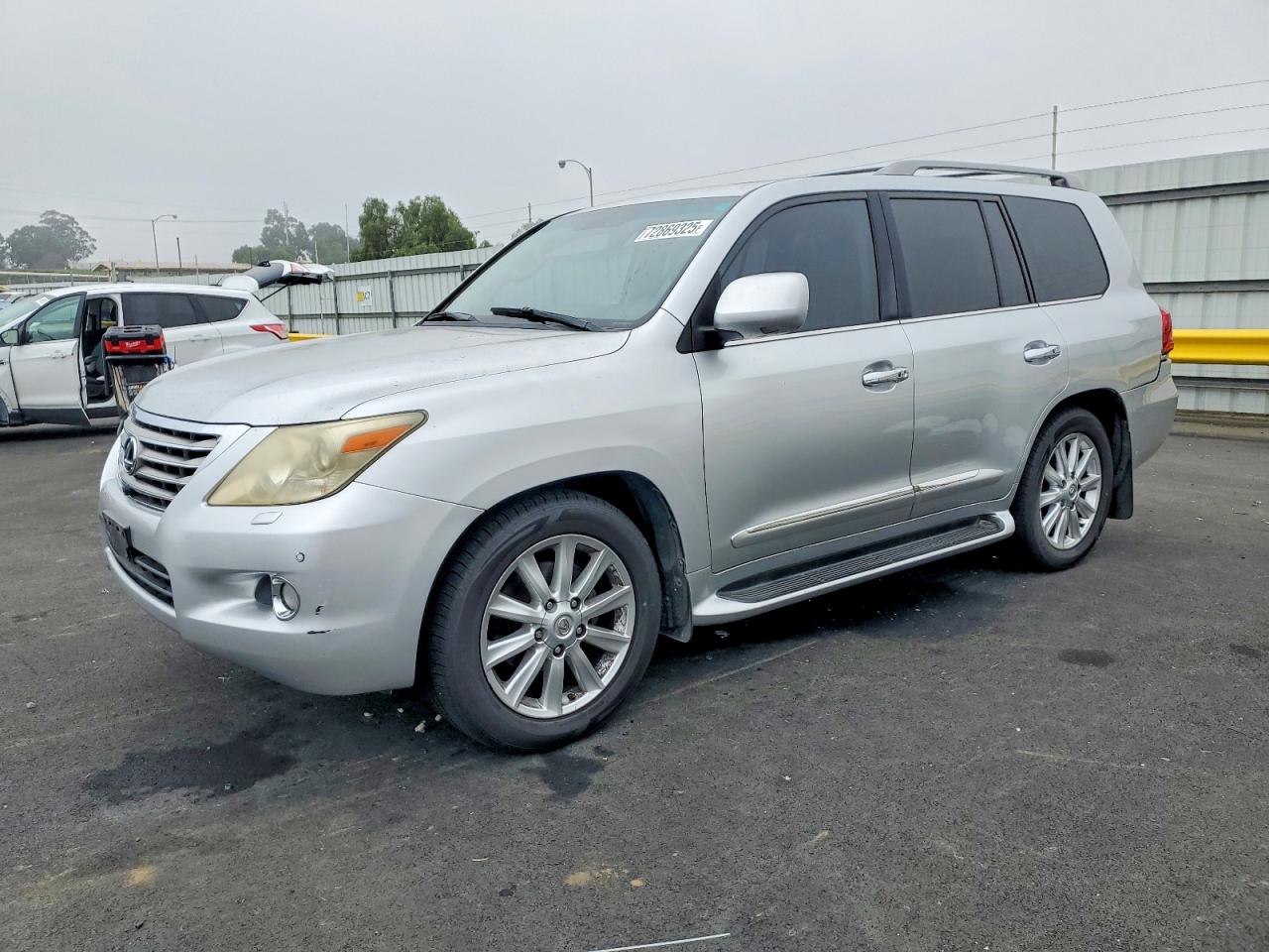 2008 Lexus LX 570, VIN JTJHY00W384016873 — Rear end
