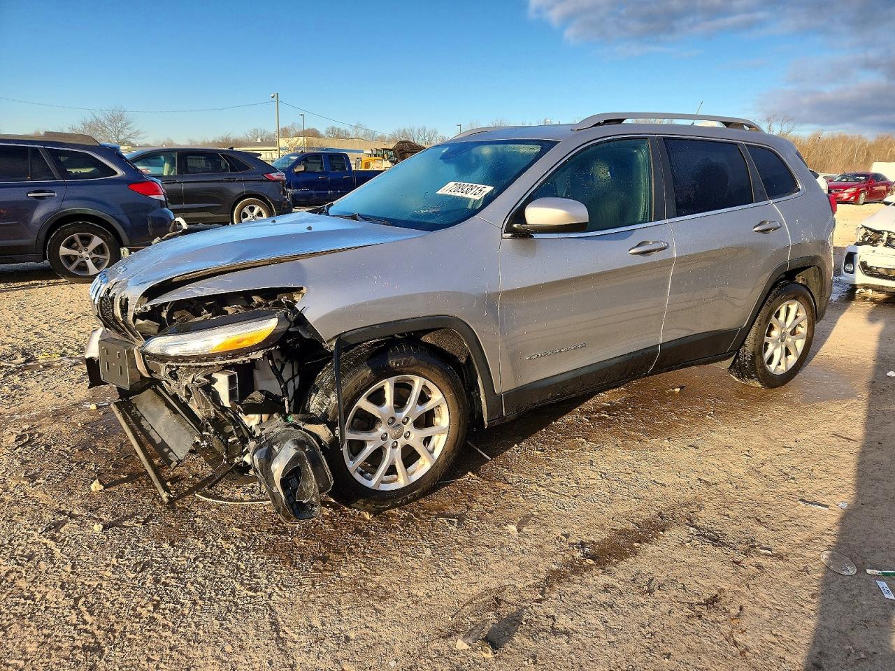 2017 Jeep Cherokee Latitude, VIN 1C4PJLCB5HW585984 — Front end