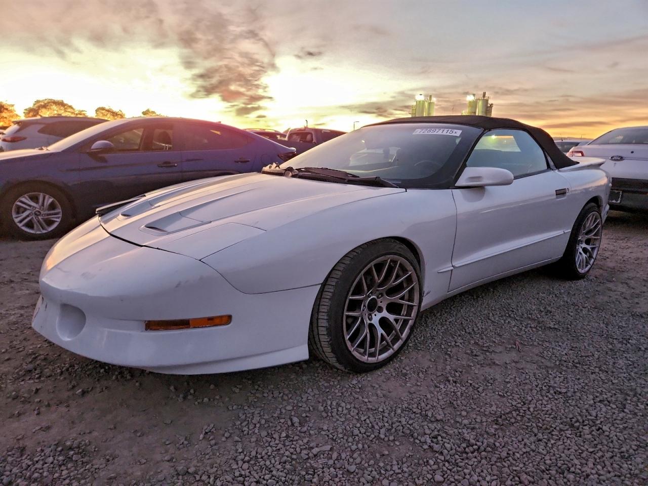 1995 Pontiac Firebird, VIN 2G2FS32S1S2239194 — Front end