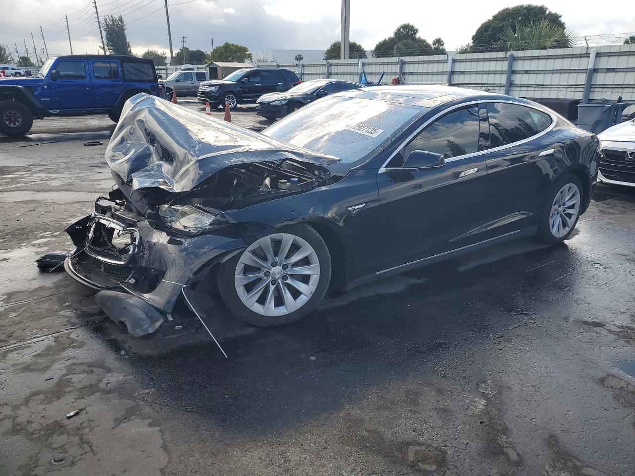 2016 Tesla Model S 90D, VIN 5YJSA1E28GF131971 — Front end