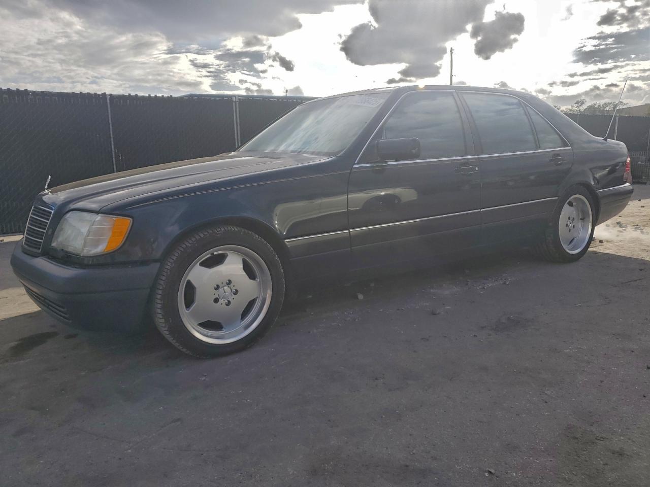 1997 Mercedes-Benz S 320/430/500, VIN WDBGA43GXVA332636 — Minor dents and scratches