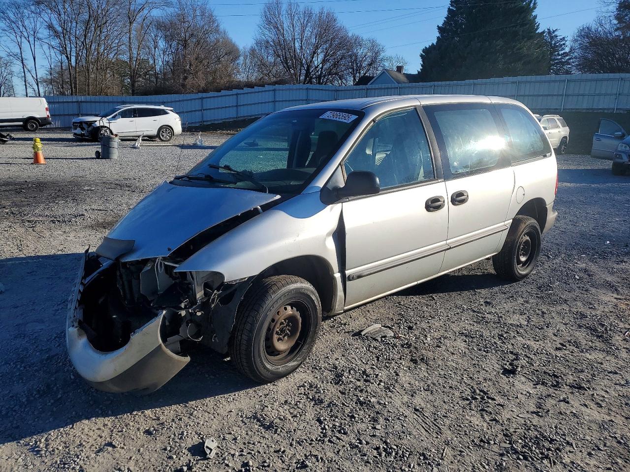 2000 Chrysler Voyager, VIN 2C4GJ25G4YR789137 — Перед