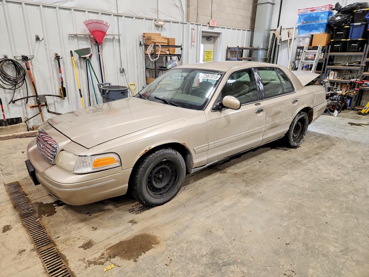 2000 Ford Crown Victoria, VIN 2FAFP73W7YX216395 — Rear end