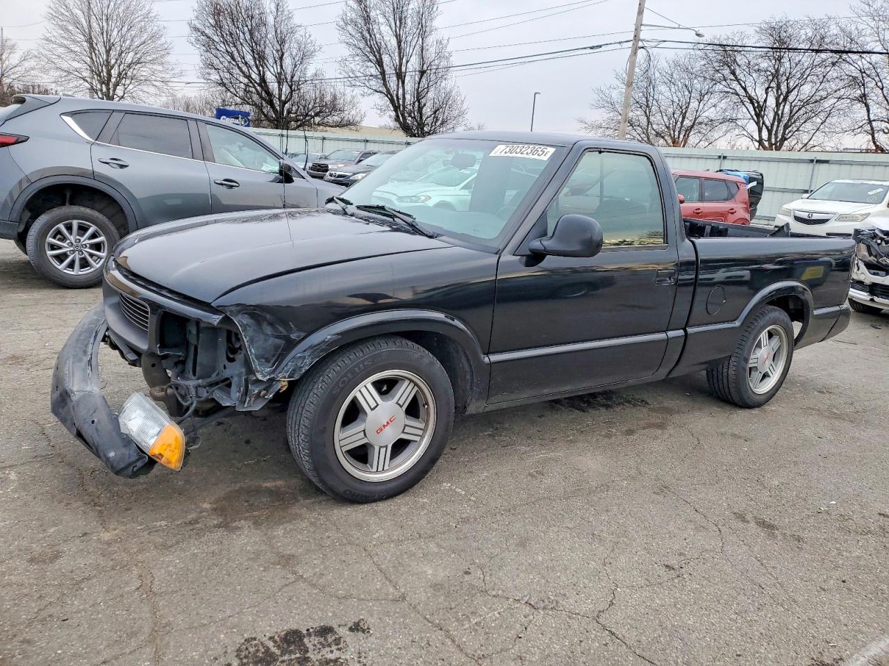 1996 GMC Sonoma, VIN 1GTCS14X5T8529681 — Front end