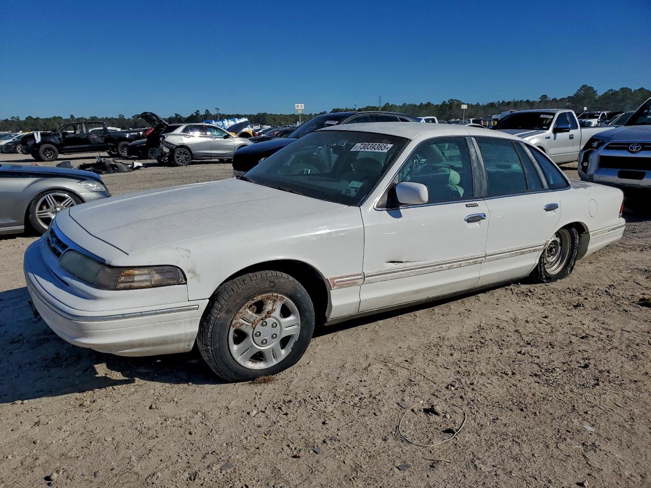1996 Ford Crown Victoria LX, VIN 2FALP74W1TX203684 — Minor dents and scratches