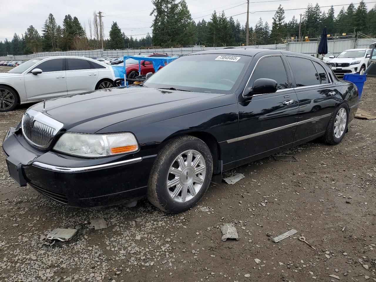 2011 Lincoln Town Car Signature L, VIN 2LNBL8FV2BX756642 — Front end