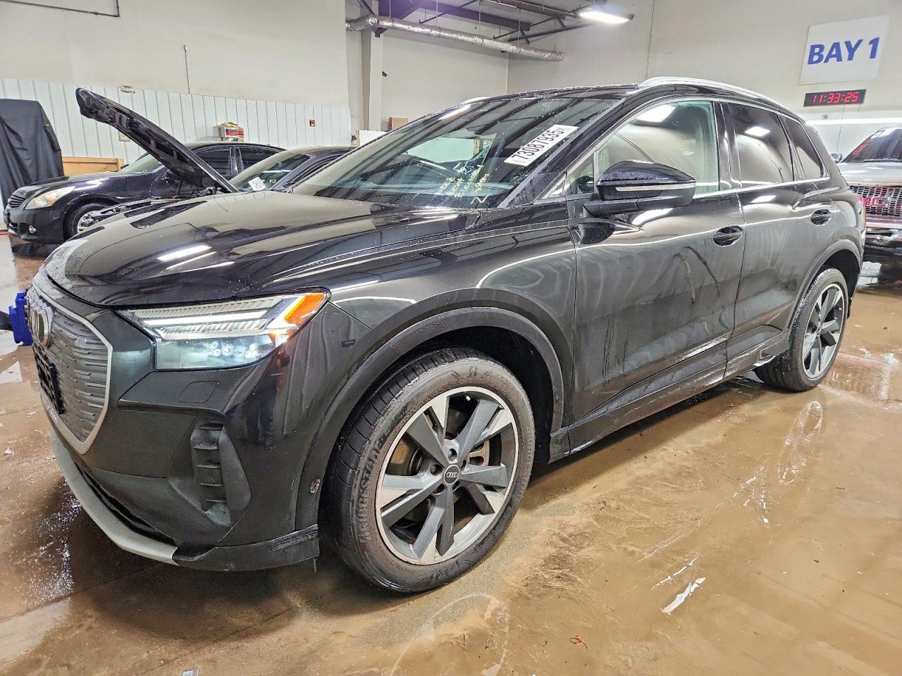 2022 Audi Q4 e-tron Prestige, VIN WA1J2BFZ8NP042084 — Бок