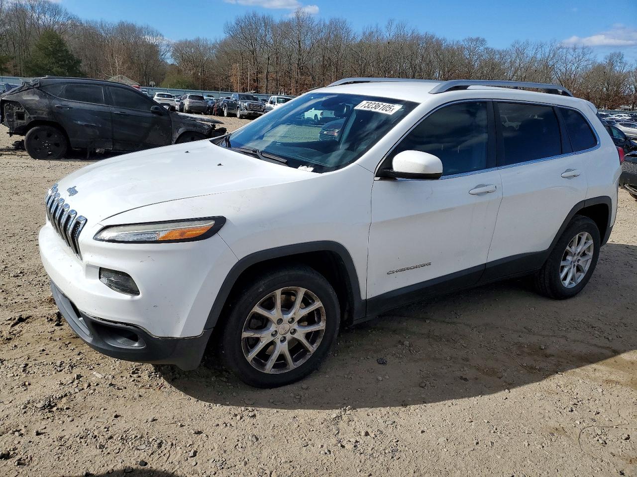 2016 Jeep Cherokee Latitude, VIN 1C4PJLCB5GW143902 — Front end