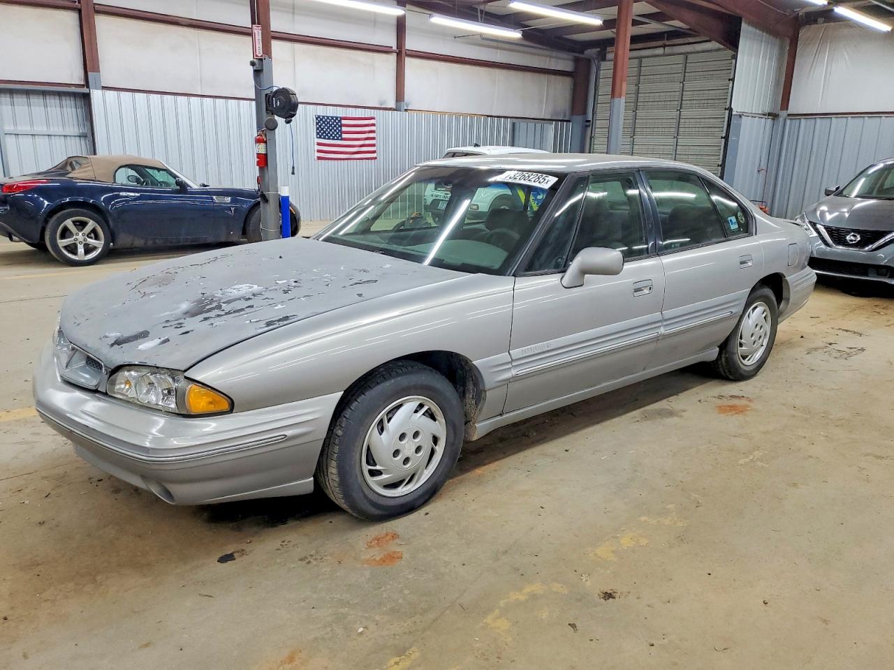 1998 Pontiac Bonneville SE, VIN 1G2HX52K2W4225018 — Front end