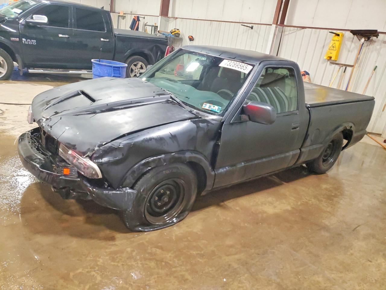 2003 Chevrolet S-10 LS, VIN 1GCCS14X138233881 — Front end