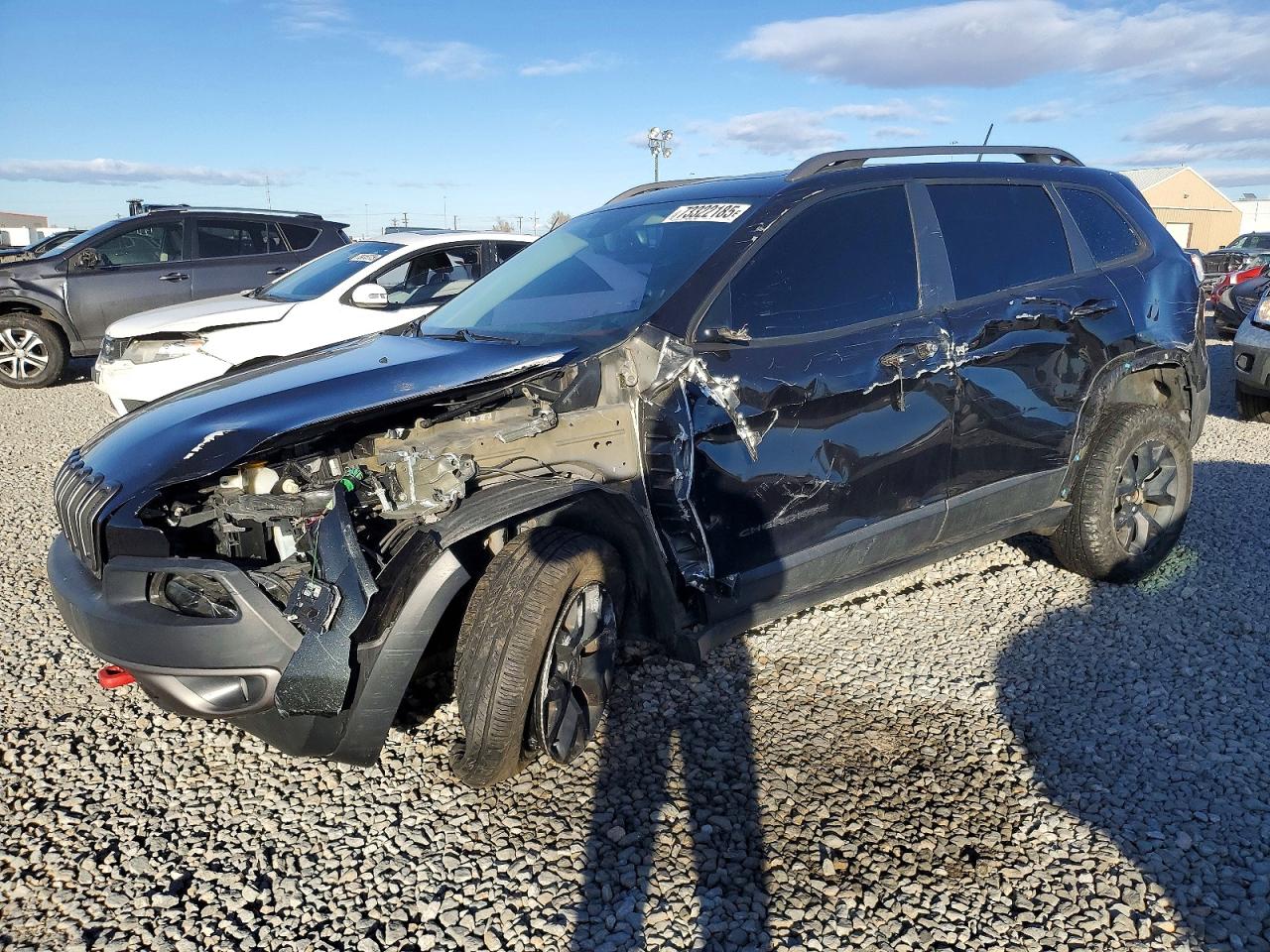2015 Jeep Cherokee Trailhawk, VIN 1C4PJMBS3FW693959 — Бок