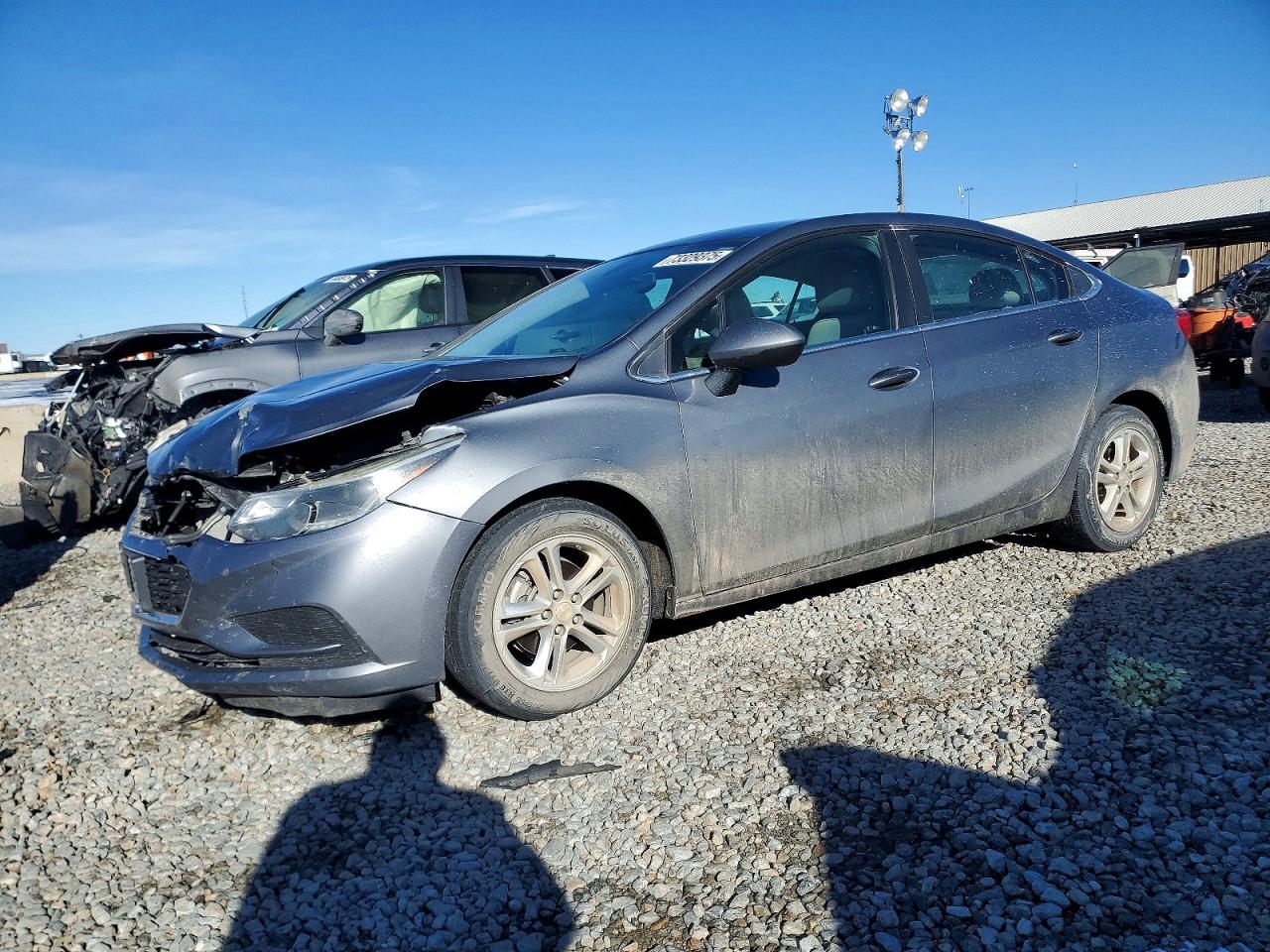 2018 Chevrolet Cruze LT, VIN 1G1BE5SM9J7161956 — Front end