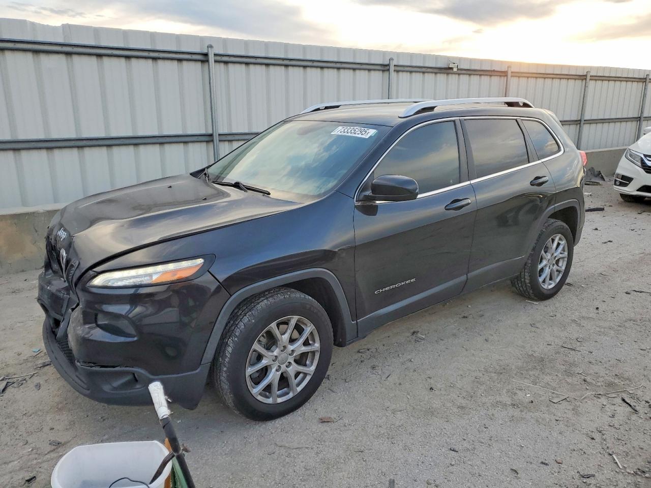 2015 Jeep Cherokee Latitude, VIN 1C4PJLCS6FW670636 — Перед