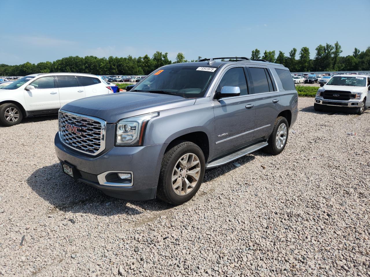 2019 GMC Yukon SLT, VIN 1GKS2BKC6KR350712 — Бок