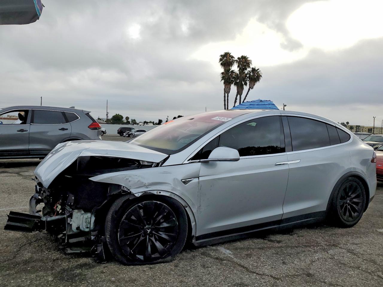 2016 Tesla Model X 70D, VIN 5YJXCAE28GF020966 — Front end