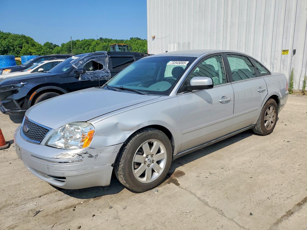 2005 Ford Five Hundred SE, VIN 1FAFP23155G134397 — Front end