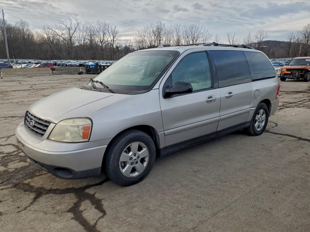2004 Ford Freestar SES, VIN 2FMZA57644BA05892 — Front end