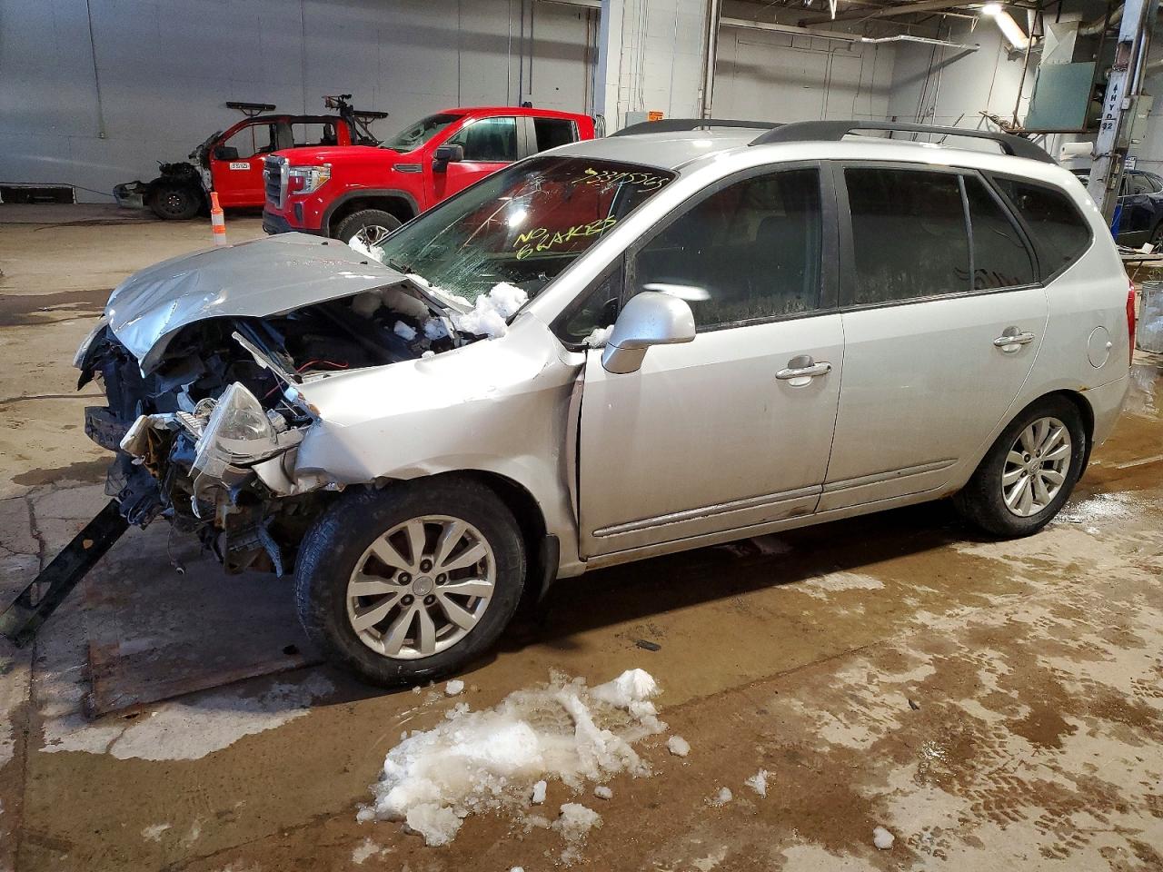 2010 Kia Rondo, VIN KNAHH8A8XA7327008 — Front end