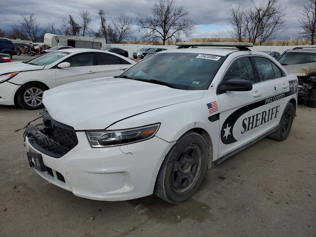 2016 Ford Police Interceptor, VIN 1FAHP2L82GG123009 — Фото с аукциона