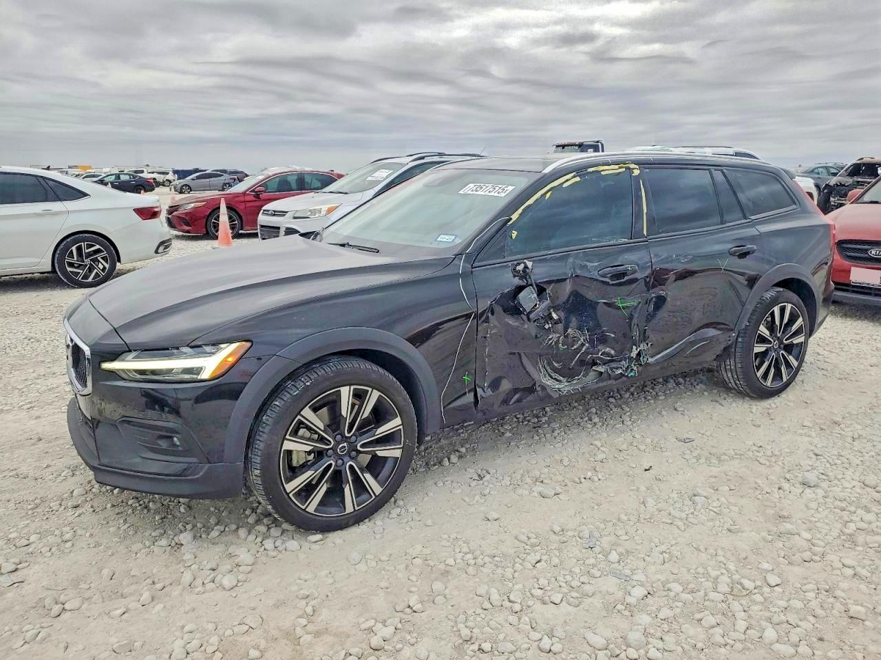 2022 Volvo V60, VIN YV4102WK1N1085325 — Бок