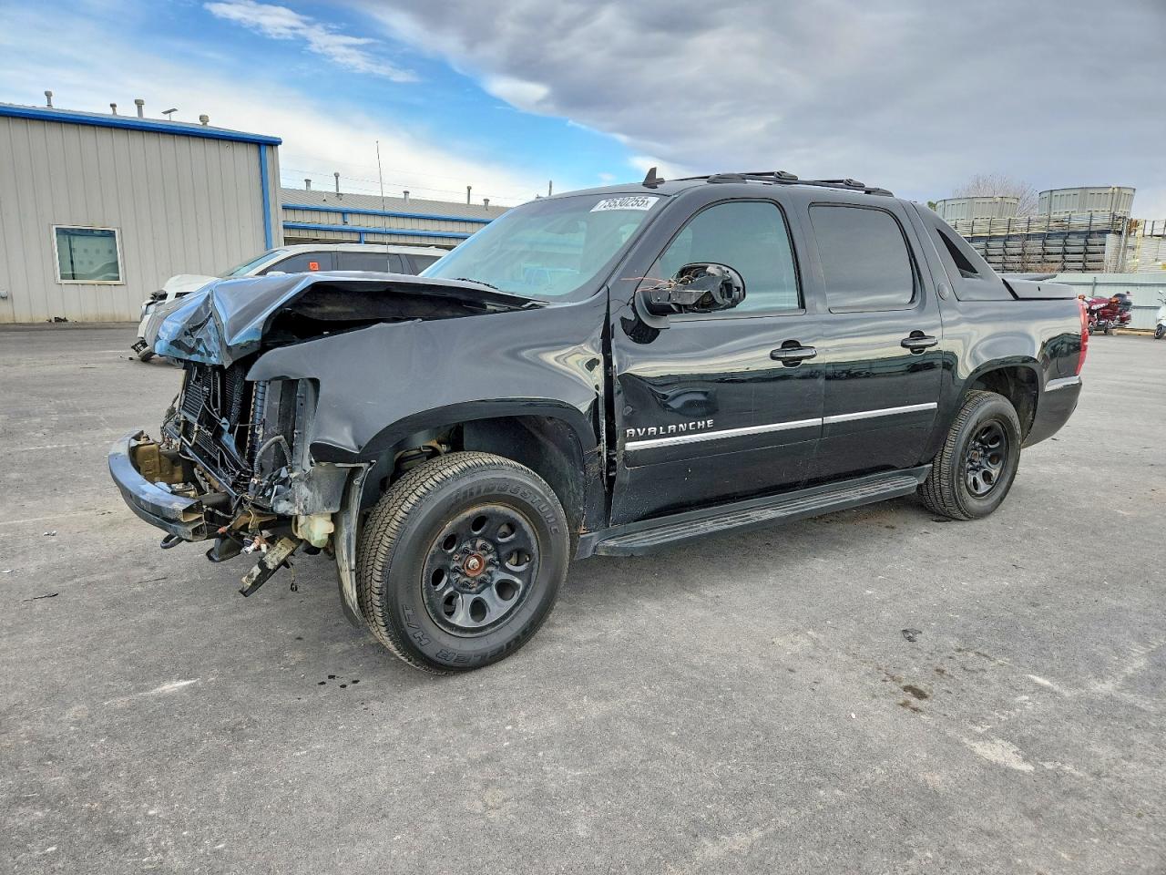 2013 Chevrolet Avalanche LTZ, VIN 3GNTKGE72DG240245 — Front end