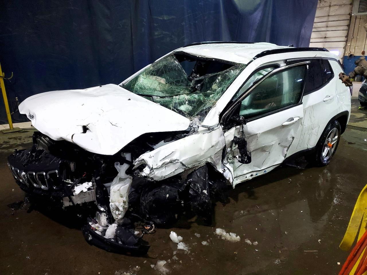 2023 Jeep Compass Latitude, VIN 3C4NJDBN9PT562107 — Front end