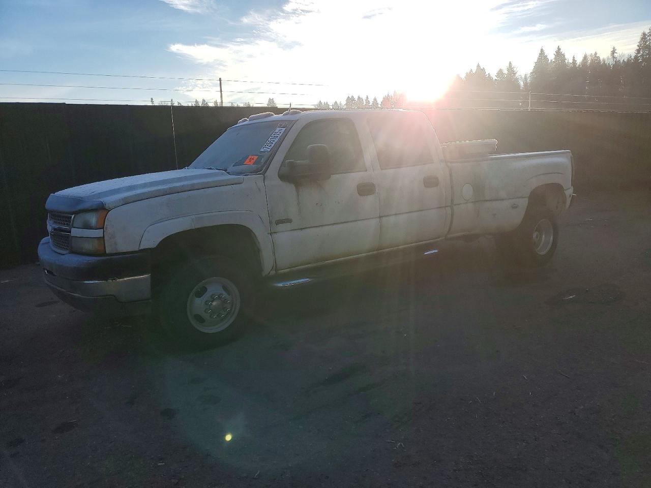 2005 Chevrolet Silverado 3500 DRW LT, VIN 1GCJK33285F803785 — Перед