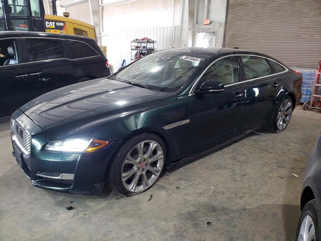 2018 Jaguar XJ Portfolio, VIN SAJWJ2GDXJ8W13615 — Front end