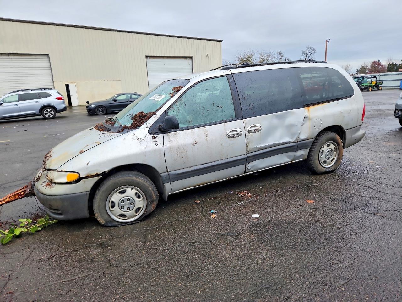 2000 Chrysler Voyager SE, VIN 1C4GJ44G5YB765876 — Перед